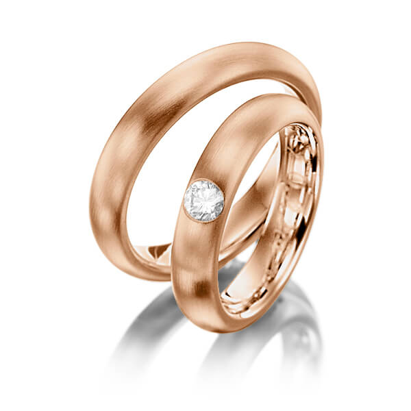 Set klassieke trouwringen in roodgoud 14 kt. met in totaal 0,22 ct. Briljant tw/si van Steinberg