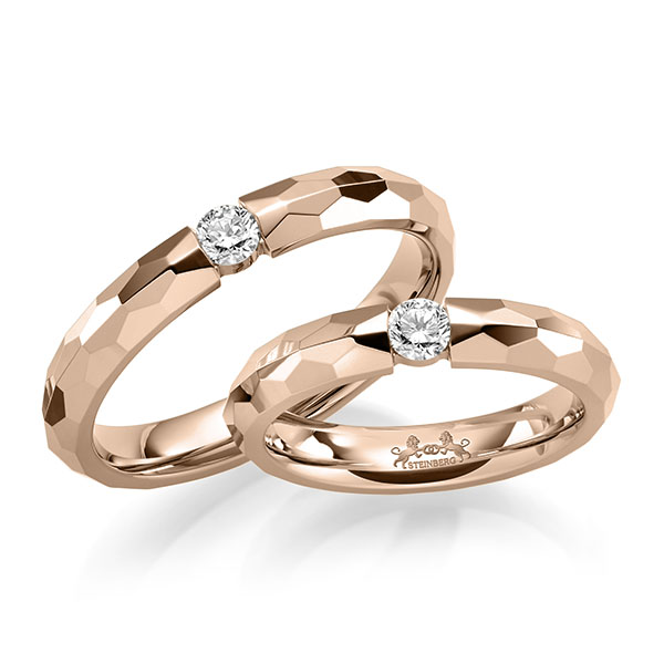 Set klassieke trouwringen in roodgoud 14 kt. met in totaal 0,24 ct. Briljant tw/si van Steinberg