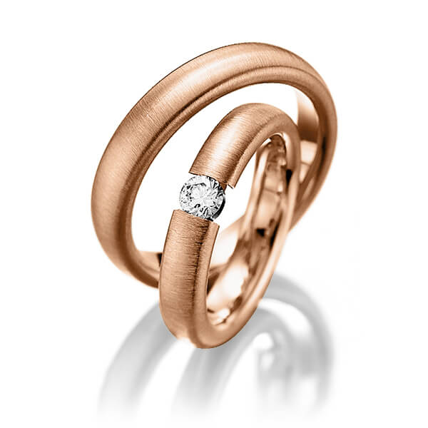 Set klassieke trouwringen in roodgoud 14 kt. met in totaal 0,25 ct. Briljant tw/si van Steinberg