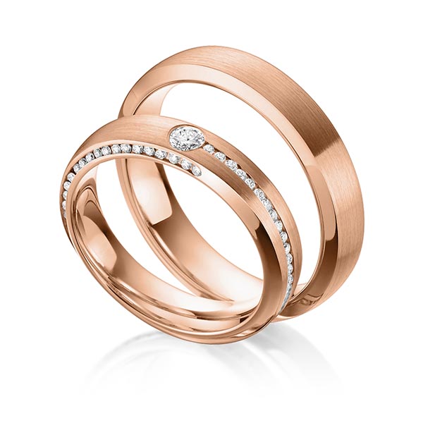 Set klassieke trouwringen in roodgoud 14 kt. met in totaal 0,39 ct. Briljant tw/si van Steinberg