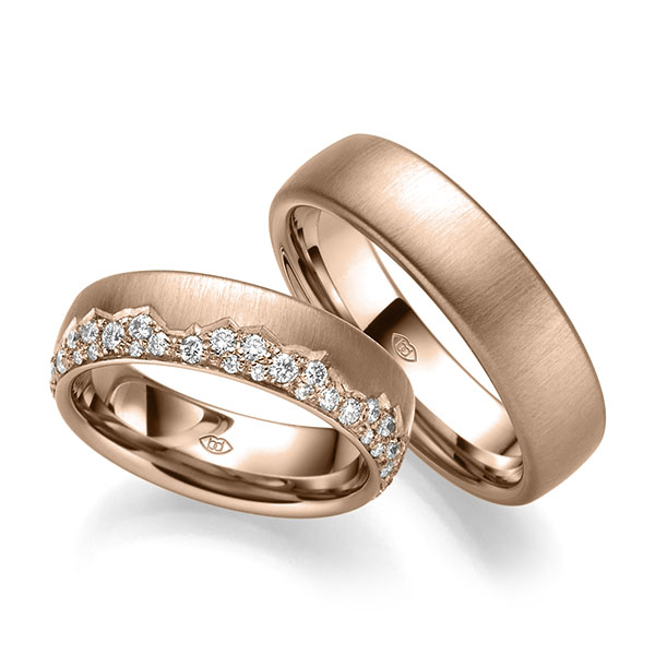 Set klassieke trouwringen in roodgoud 14 kt. met in totaal 0,63 ct. Briljant tw/si van Eternal Touch Set klassieke trouwringen in roodgoud 14 kt. met in totaal 0,63 ct. Briljant tw/si van Eternal Touch