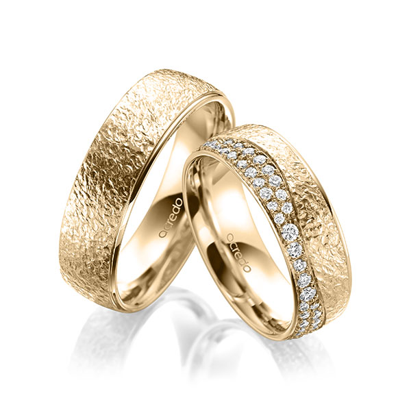 Set Klassieke trouwringen in roségoud 14 kt. crushed, met in totaal 0,693 ct. Briljant tw/si van acredo