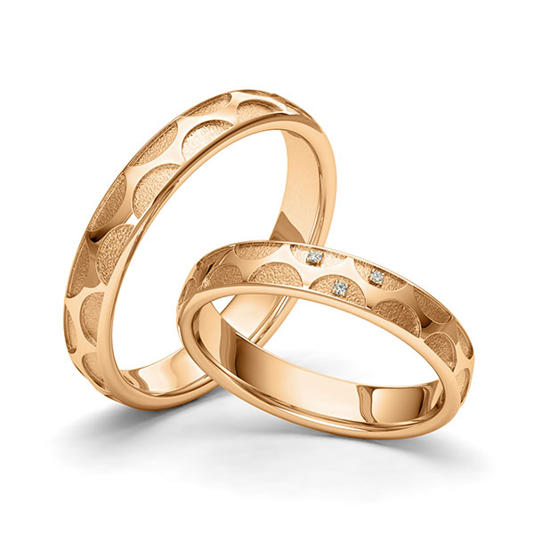 Set klassieke trouwringen in roségoud 14 kt. Laser Structuur met in totaal 0,015 ct. Briljant tw/si van Eternal Touch