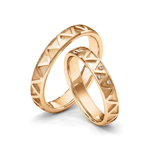 Set klassieke trouwringen in roségoud 14 kt. Laser Structuur met in totaal 0,015 ct. Briljant tw/si van Eternal Touch
