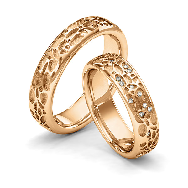 Set klassieke trouwringen in roségoud 14 kt. Laser Structuur met in totaal 0,1 ct. Briljant tw/si van Eternal Touch