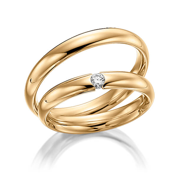 Set klassieke trouwringen in roségoud 14 kt. met in totaal 0,05 ct. Briljant tw/si van acredo
