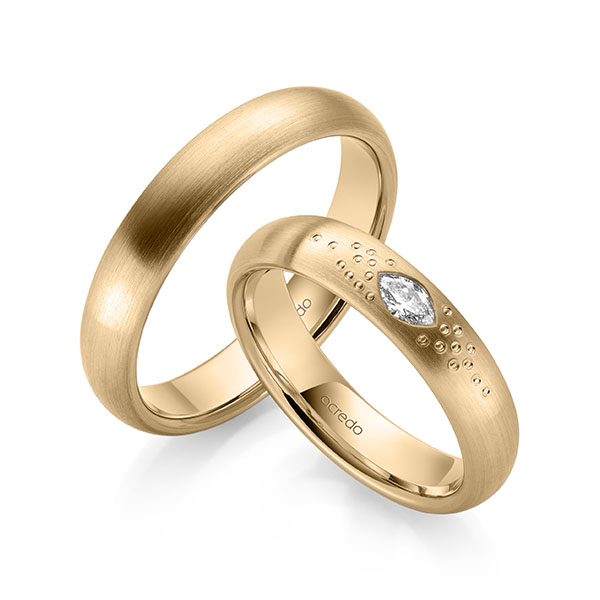 Set klassieke trouwringen in roségoud 14 kt. met in totaal 0,1 ct. tw,vs van acredo