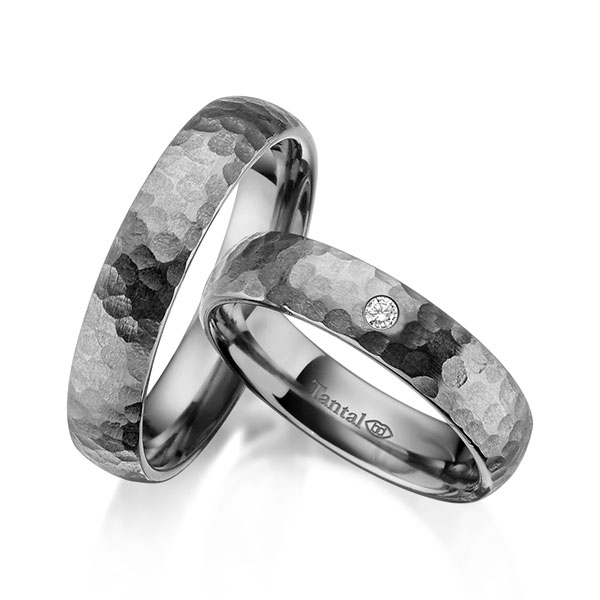Set klassieke trouwringen in Tantalum met in totaal 0,05 ct. Briljant tw/si 