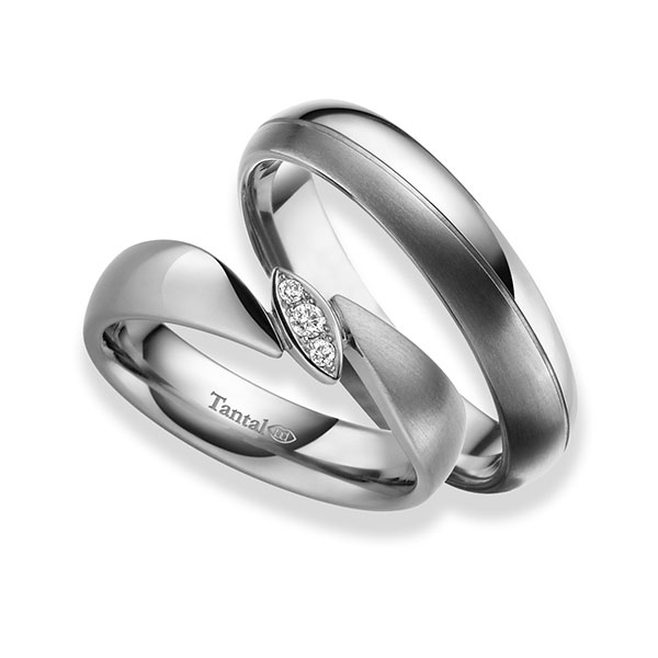 Set klassieke trouwringen in Tantalum met in totaal 0,06 ct. Briljant tw/si 