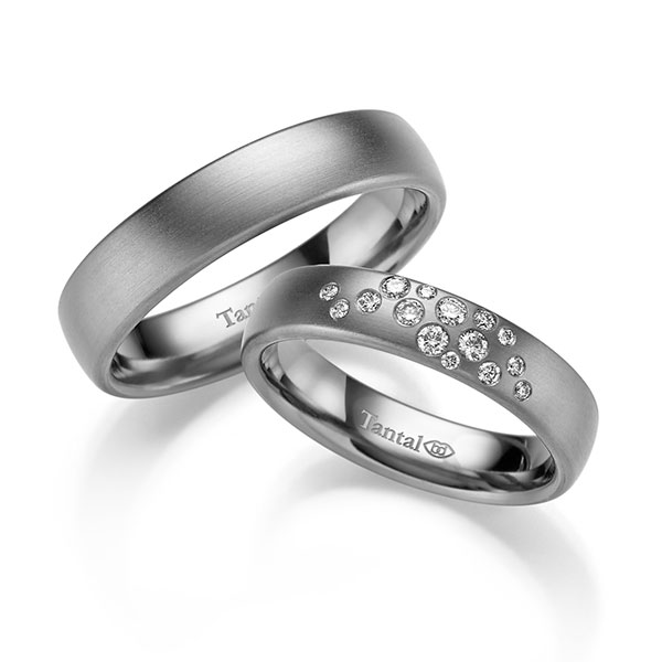 Set klassieke trouwringen in Tantalum met in totaal 0,155 ct. Briljant tw/si 