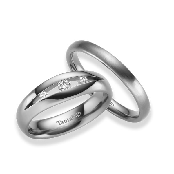 Set klassieke trouwringen in Tantalum met in totaal 0,15 ct. Briljant tw/si 