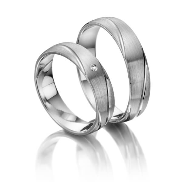 Set klassieke trouwringen in wit 8 kt. goudhoudend metaal (33,3%) met in totaal 0,02 ct. Briljant tw/si 