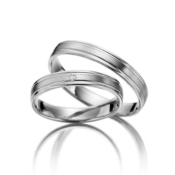 Set Klassieke trouwringen in wit 9 kt. goudhoudend metaal (37,5%) met in totaal 0,02 ct. Briljant tw/si 