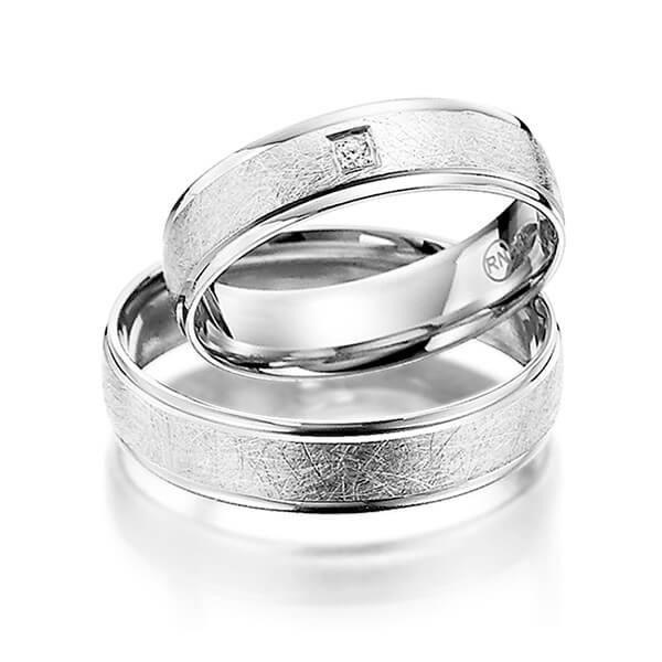 Set Klassieke trouwringen in wit 9 kt. goudhoudend metaal (37,5%) met in totaal 0,02 ct. Briljant tw/si 