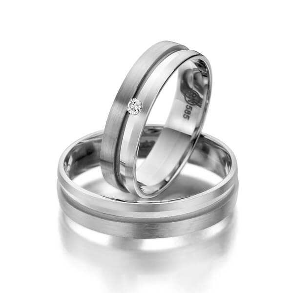 Set Klassieke trouwringen in wit 9 kt. goudhoudend metaal (37,5%) met in totaal 0,03 ct. Briljant tw/si 