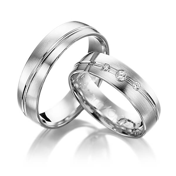 Set Klassieke trouwringen in wit 9 kt. goudhoudend metaal (37,5%) met in totaal 0,08 ct. Briljant tw/si 