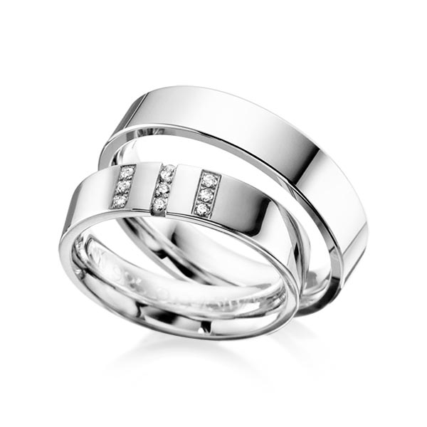 Set klassieke trouwringen in wit 9 kt. goudhoudend metaal (37,5%) met in totaal 0,09 ct. Briljant tw/si van Steinberg - Q-1056-1