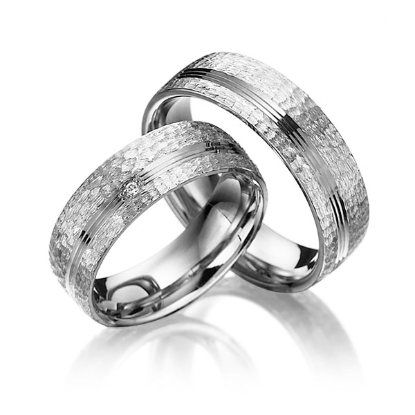 Set Klassieke trouwringen in witgoud 14 kt. hamerslag, met in totaal 0,015 ct. Briljant tw/si van Merii