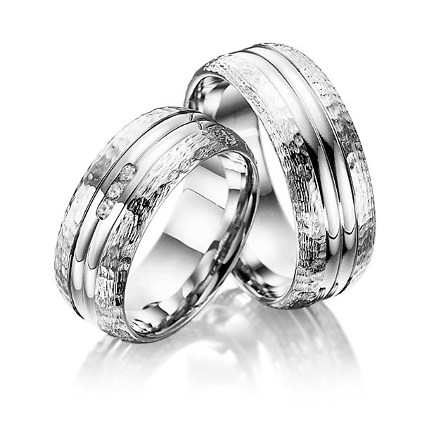 Set Klassieke trouwringen in witgoud 14 kt. hamerslag, met in totaal 0,06 ct. Briljant tw/si van Merii