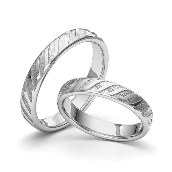 Set klassieke trouwringen in witgoud 14 kt. Laser Structuur met in totaal 0,015 ct. Briljant tw/si van Eternal Touch