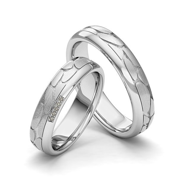 Set klassieke trouwringen in witgoud 14 kt. Laser Structuur met in totaal 0,025 ct. Briljant tw/si van Eternal Touch