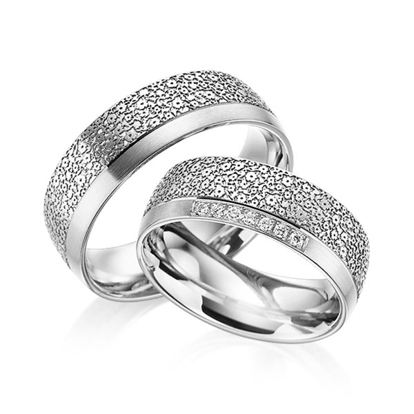 Set Klassieke trouwringen in witgoud 14 kt. Laser Structuur met in totaal 0,07 ct. Briljant tw/si van Eternal Touch - Y-1383-4 Set Klassieke trouwringen in witgoud 14 kt. Laser Structuur met in totaal 0,07 ct. Briljant tw/si van Eternal Touch - Y-1383-4