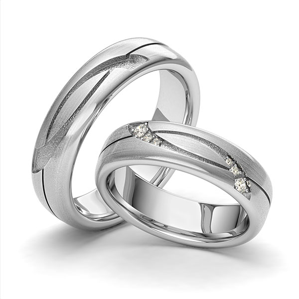 Set klassieke trouwringen in witgoud 14 kt. Laser Structuur met in totaal 0,09 ct. Briljant tw/si van Eternal Touch
