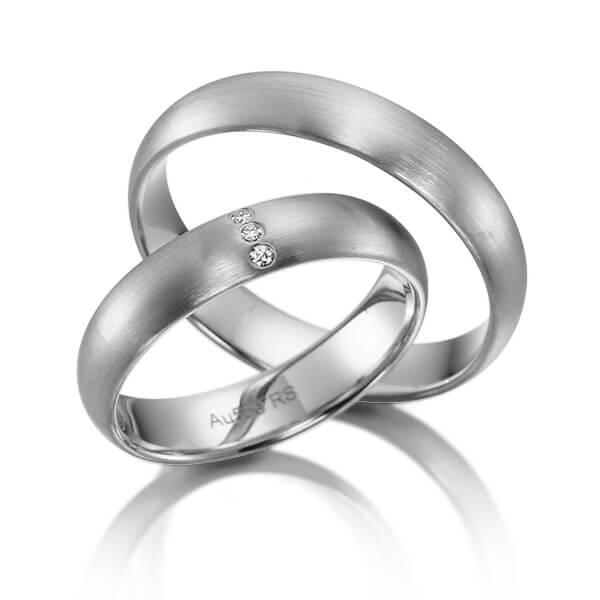 Set klassieke trouwringen in witgoud 14 kt. met in totaal 0,024 ct. Briljant tw/si van acredo