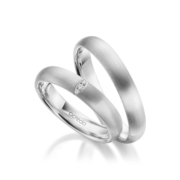 Set klassieke trouwringen in witgoud 14 kt. met in totaal 0,02 ct. Briljant tw/si van acredo