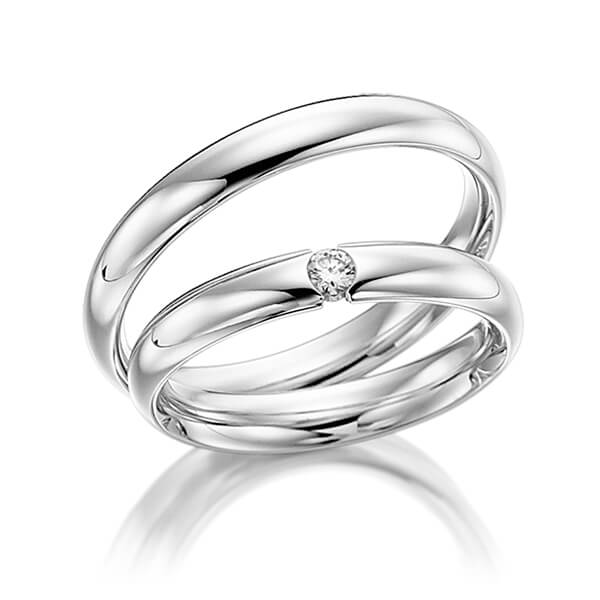 Set klassieke trouwringen in witgoud 14 kt. met in totaal 0,05 ct. Briljant tw/si van acredo