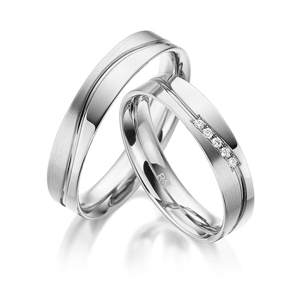 Set Klassieke trouwringen in witgoud 14 kt. met in totaal 0,05 ct. Briljant tw/si van acredo