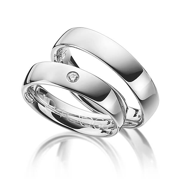 Set klassieke trouwringen in witgoud 14 kt. met in totaal 0,05 ct. Briljant tw/si van Merii