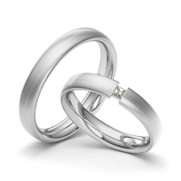 Set klassieke trouwringen in witgoud 14 kt. met in totaal 0,05 ct. Princess-Diamant tw/si van Merii