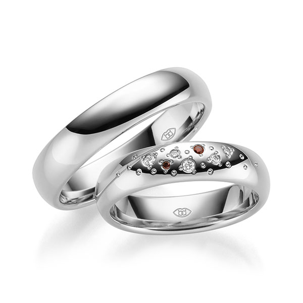 Set Klassieke trouwringen in witgoud 14 kt. met in totaal 0,066 ct. Briljant w,si Red Cherry 