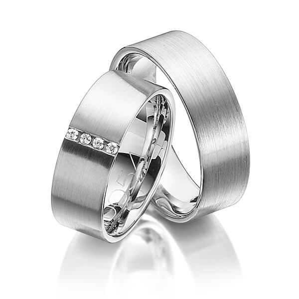 Set klassieke trouwringen in witgoud 14 kt. met in totaal 0,06 ct. Briljant tw/si van Merii