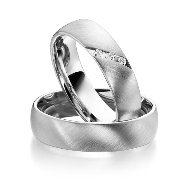 Set klassieke trouwringen in witgoud 14 kt. met in totaal 0,06 ct. Briljant tw/si van Steinberg