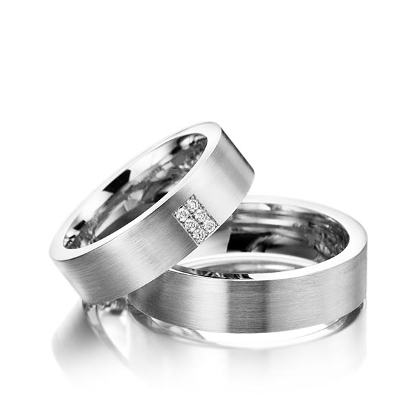 Set klassieke trouwringen in witgoud 14 kt. met in totaal 0,06 ct. Briljant tw/si van Steinberg