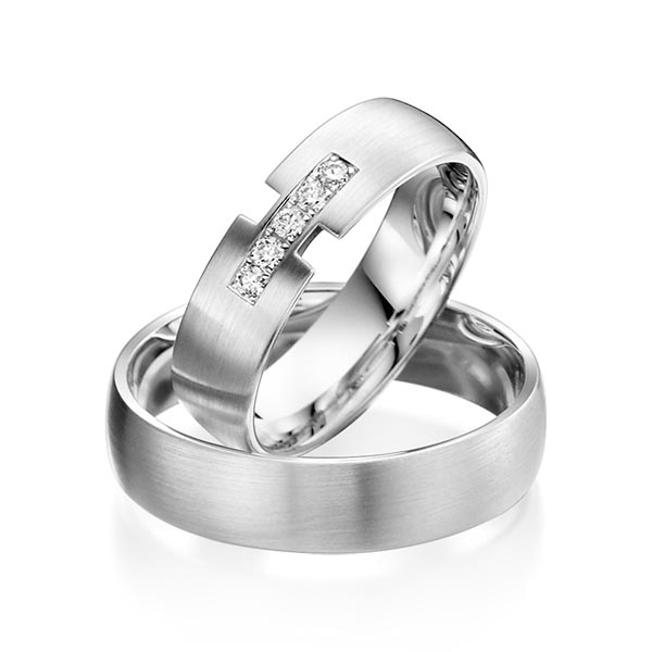 Set klassieke trouwringen in witgoud 14 kt. met in totaal 0,075 ct. Briljant tw/si van acredo