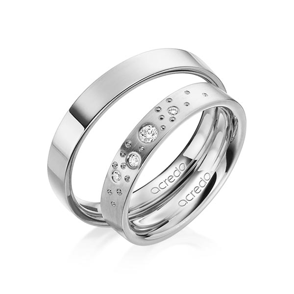 Set klassieke trouwringen in witgoud 14 kt. met in totaal 0,081 ct. Briljant tw/si van acredo