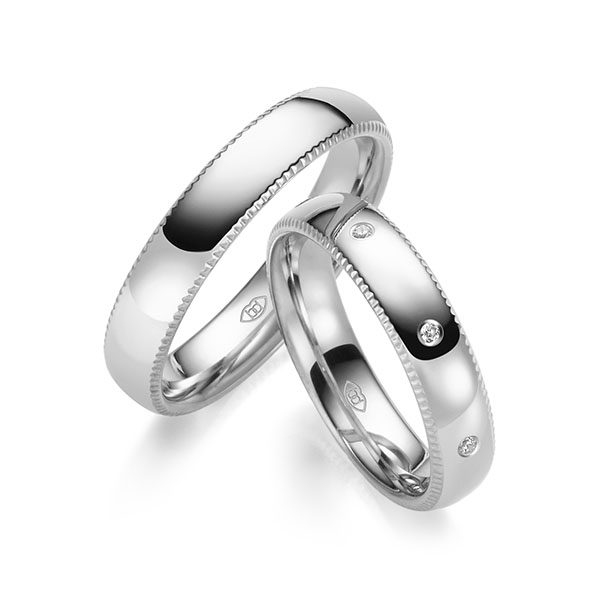 Set Klassieke trouwringen in witgoud 14 kt. met in totaal 0,08 ct. Briljant tw/si 