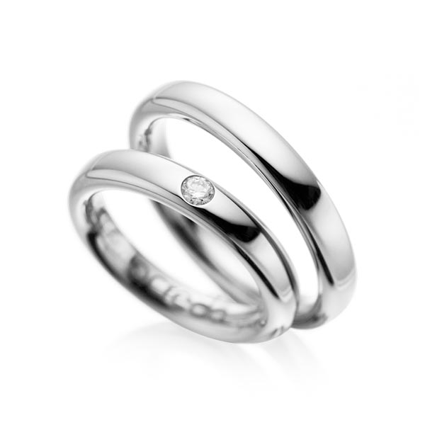 Set klassieke trouwringen in witgoud 14 kt. met in totaal 0,08 ct. Briljant tw/si van acredo