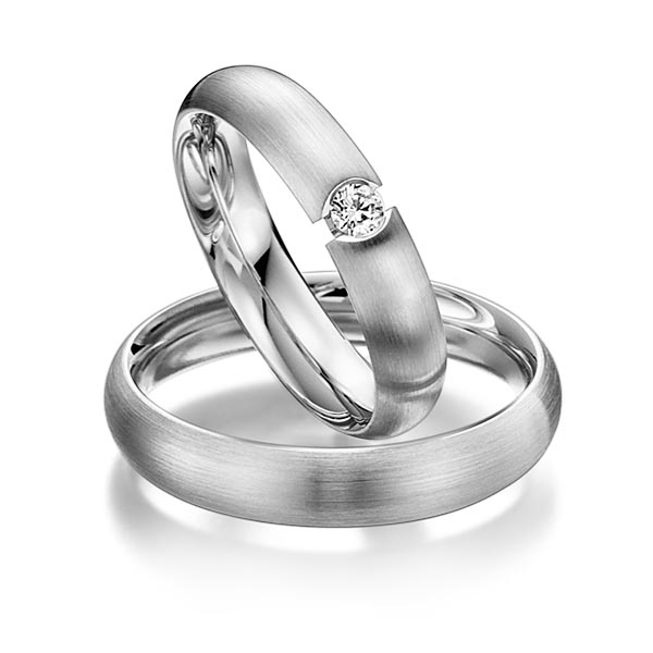 Set klassieke trouwringen in witgoud 14 kt. met in totaal 0,08 ct. Briljant tw/si van acredo