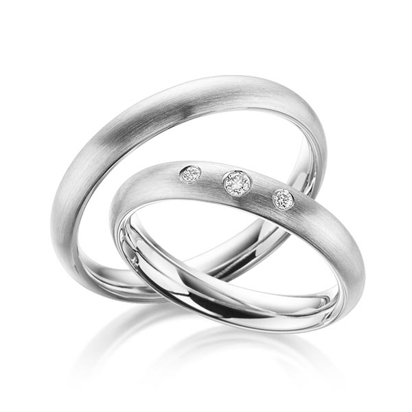 Set klassieke trouwringen in witgoud 14 kt. met in totaal 0,08 ct. Briljant tw/si van Steinberg