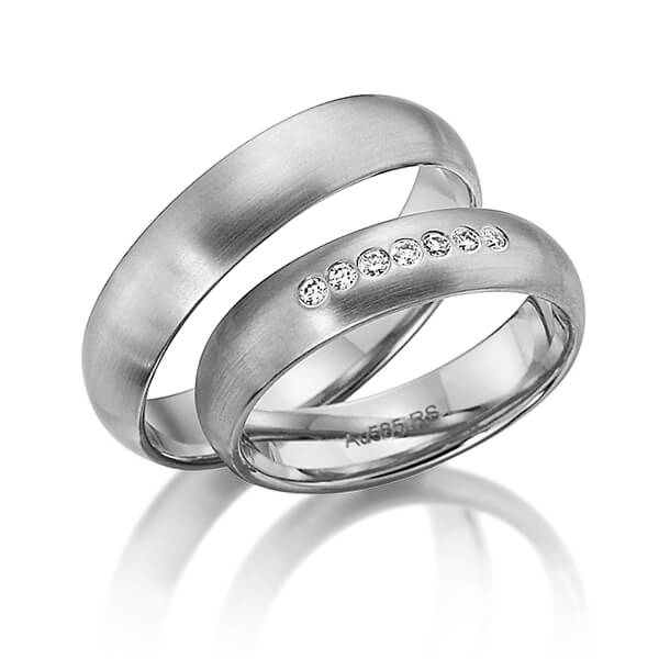 Set klassieke trouwringen in witgoud 14 kt. met in totaal 0,105 ct. Briljant tw/si van acredo - S-1122-4 Set klassieke trouwringen in witgoud 14 kt. met in totaal 0,105 ct. Briljant tw/si van acredo - S-1122-4