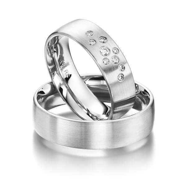 Set klassieke trouwringen in witgoud 14 kt. met in totaal 0,114 ct. Briljant tw/si van acredo