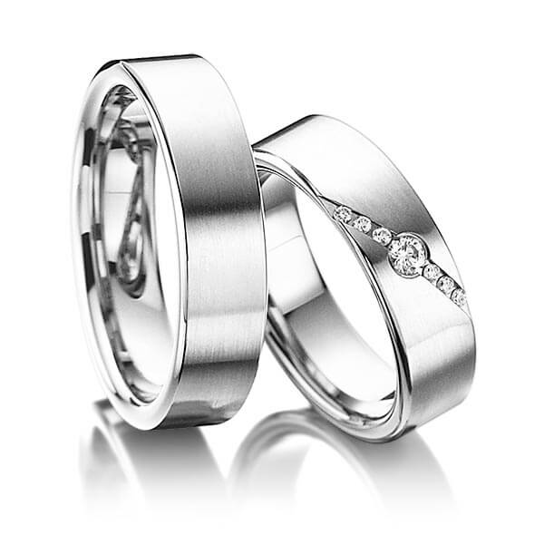 Set klassieke trouwringen in witgoud 14 kt. met in totaal 0,118 ct. Briljant tw/si van acredo - A-6002-1 Set klassieke trouwringen in witgoud 14 kt. met in totaal 0,118 ct. Briljant tw/si van acredo - A-6002-1