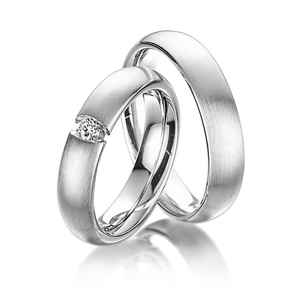 Set klassieke trouwringen in witgoud 14 kt. met in totaal 0,12 ct. Briljant tw/si van Steinberg