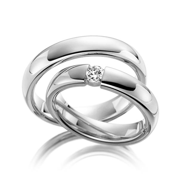 Set klassieke trouwringen in witgoud 14 kt. met in totaal 0,12 ct. Briljant tw/si van Steinberg
