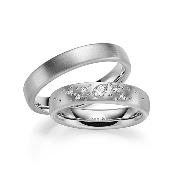 Set klassieke trouwringen in witgoud 14 kt. met in totaal 0,146 ct. Briljant tw,vs van acredo