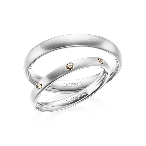 Set klassieke trouwringen in witgoud 14 kt. met in totaal 0,14 ct. Briljant Cognac van acredo